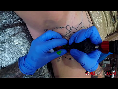 ❤️ Extreem getatoeëerde hottie Sully Savage kreeg een tatoeage op haar clitoris Quality porn at us nl.hentaisun.ru ﹏